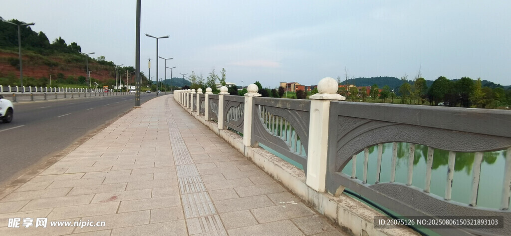 城市大桥护栏与河畔风景