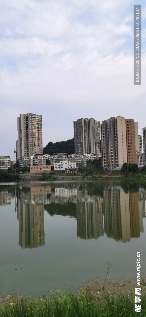 湖畔高楼倒影