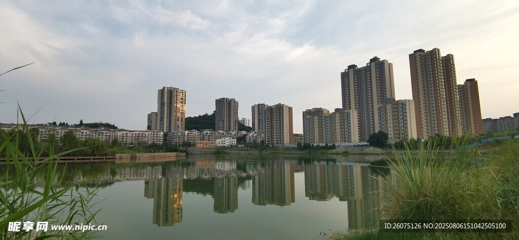 湖畔高楼倒影美景