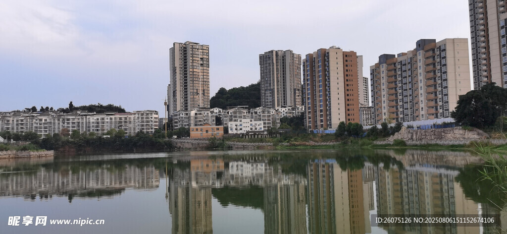 湖畔高楼倒影城市美景
