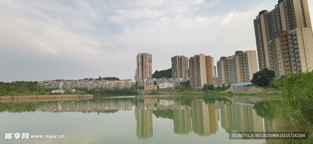 湖畔高楼倒影美景