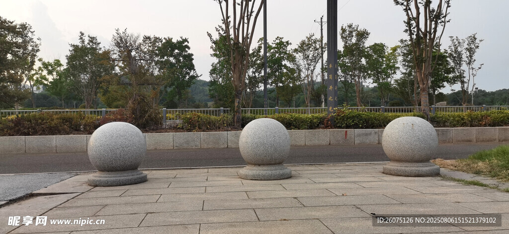 户外圆形石球景观