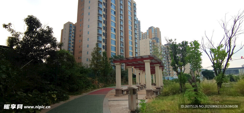 城市中的高楼与休闲凉亭