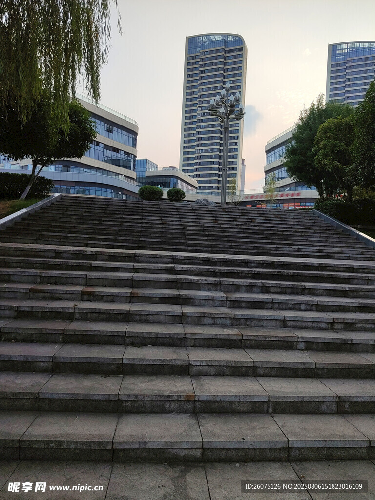 城市中阶梯与高楼景观