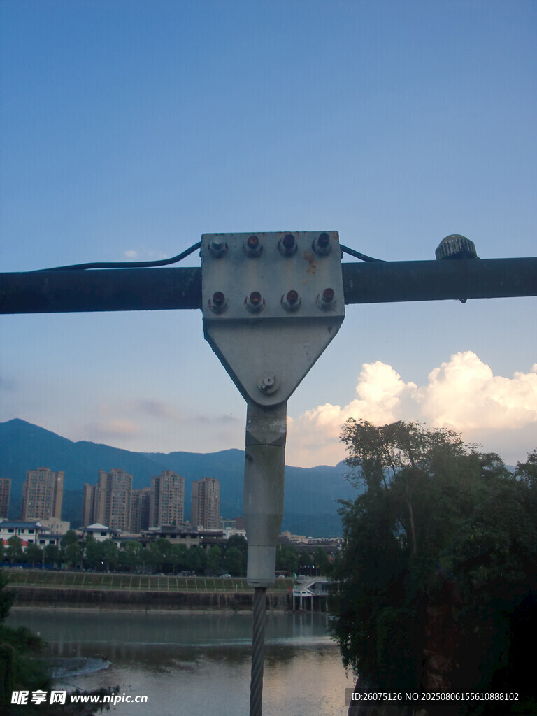 城市桥梁与远处建筑景观