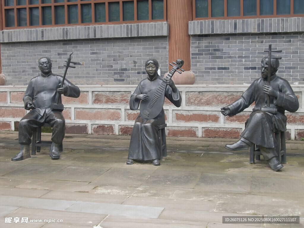 古代人物雕塑展现传统技艺