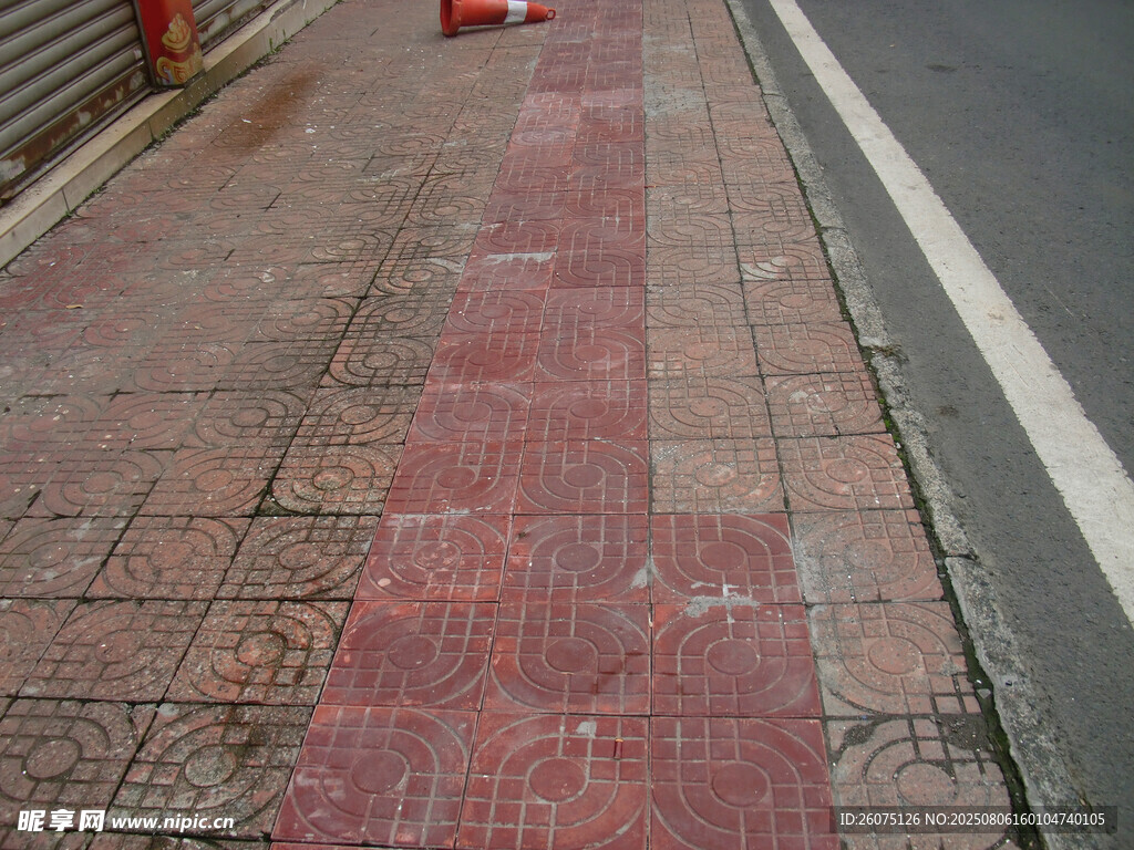 人行道上的红色盲道