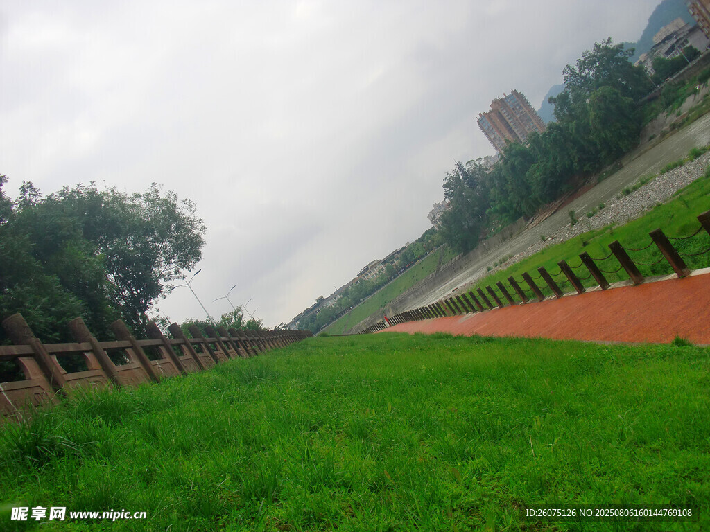 河岸绿草地与红色步道