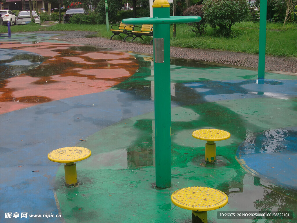 户外设施的雨后场景