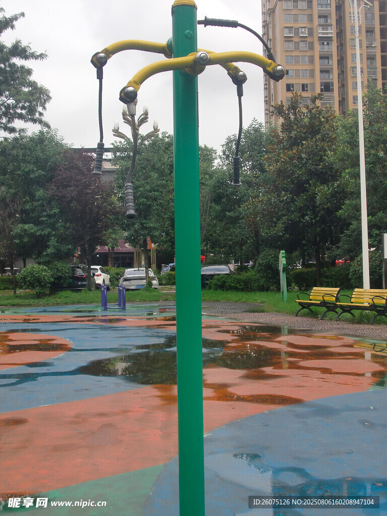 户外公园健身设施场景