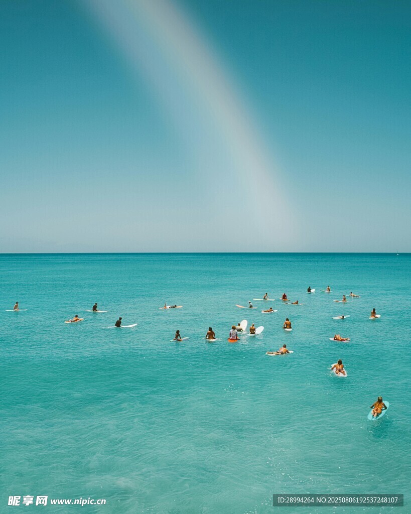 碧海蓝天中人们畅游赏彩虹
