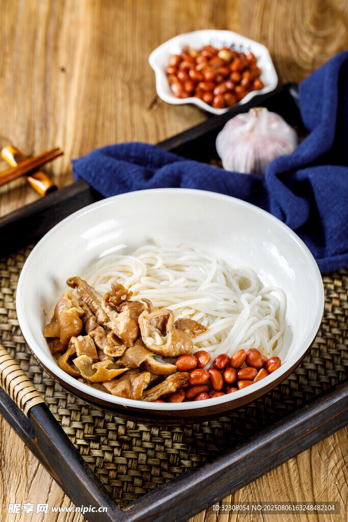 美味肥肠米粉搭配小食