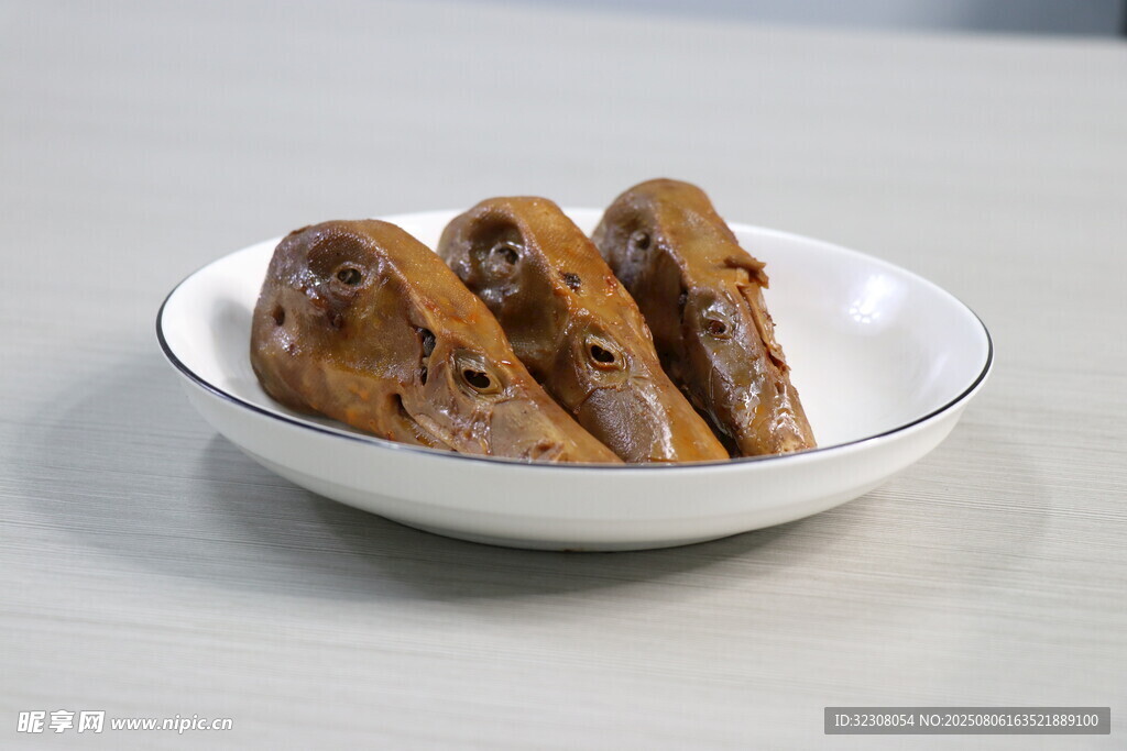 碗中美味卤味鸭头