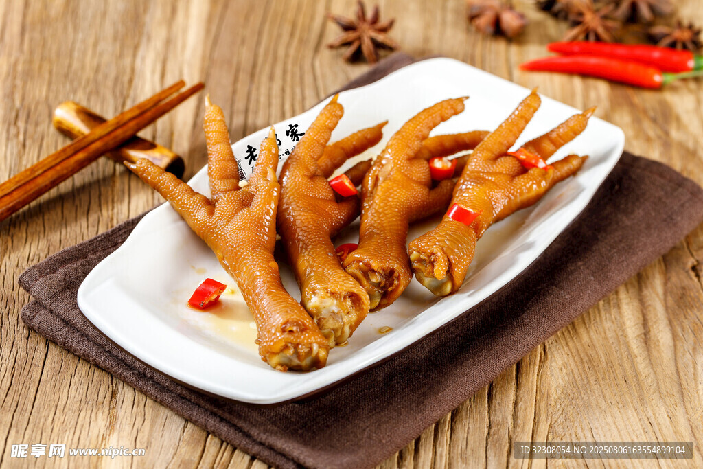 美味香辣鸡爪摆于盘中