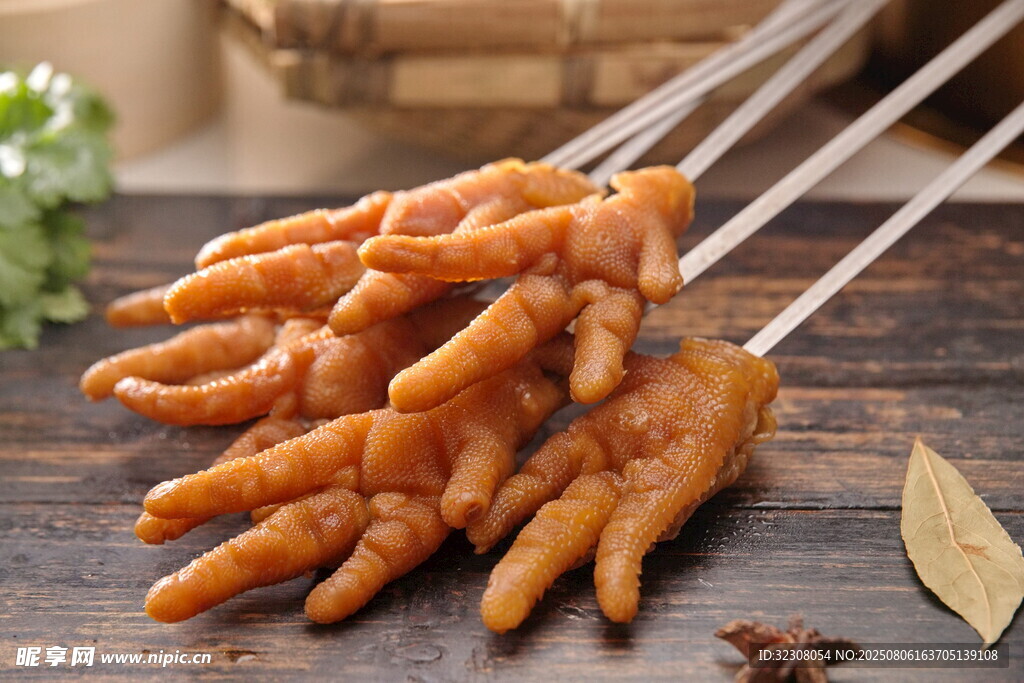 美味卤鸡爪串在竹签上