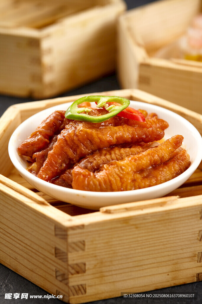 美味虎皮凤爪摆于木盒中