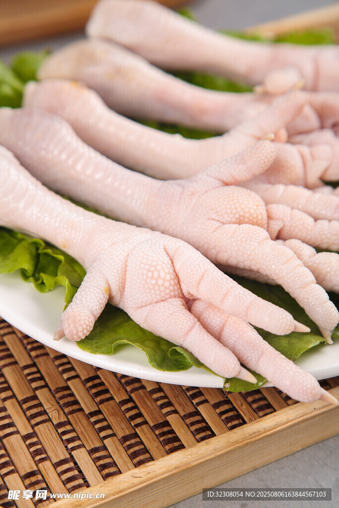 新鲜生鸡爪摆放在生菜上