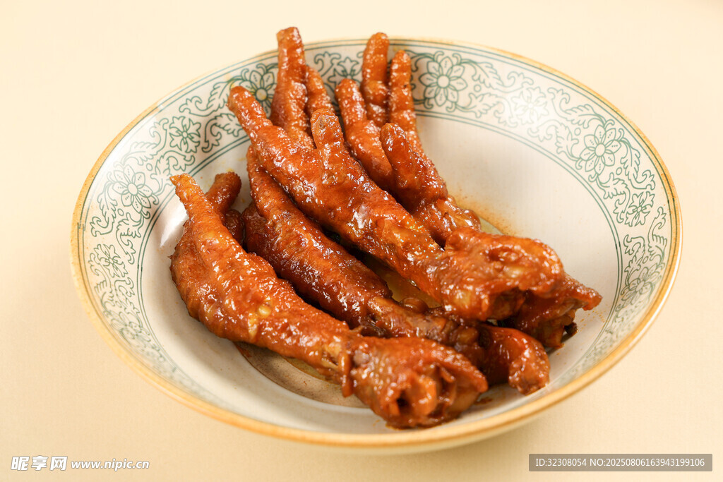 美味卤鸡爪摆于碗中