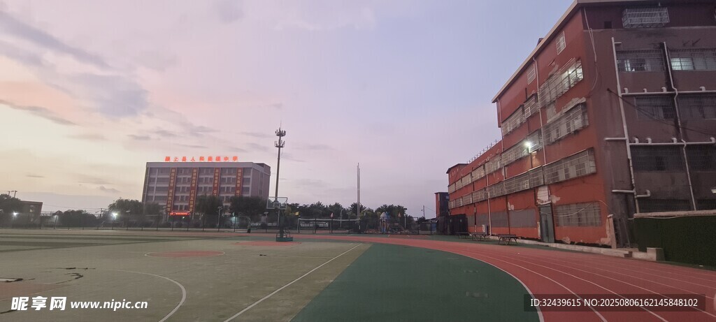 校园操场与教学楼美景