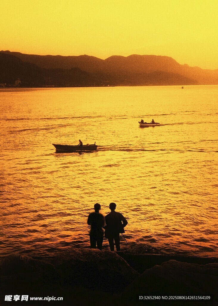 夕阳下海边的浪漫身影
