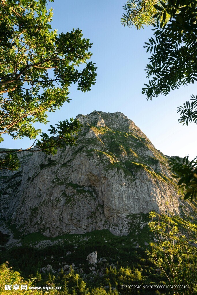 巍峨山峰