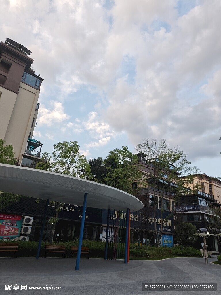 户外休闲场景中的建筑与设施