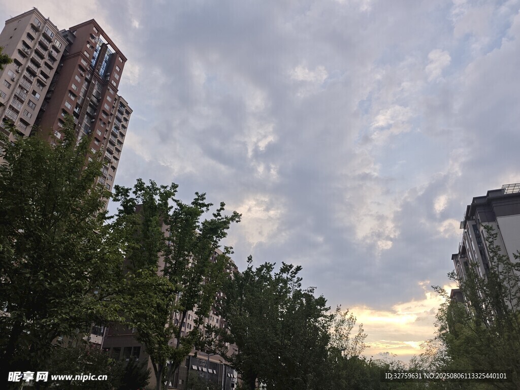 城市楼宇间的天空景致