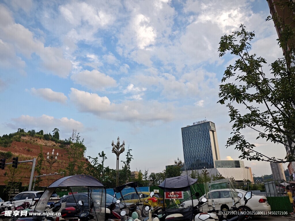 城市停车场的晴朗景象