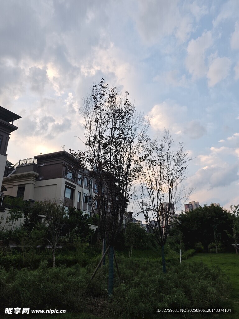 乡村暮色中的古朴建筑