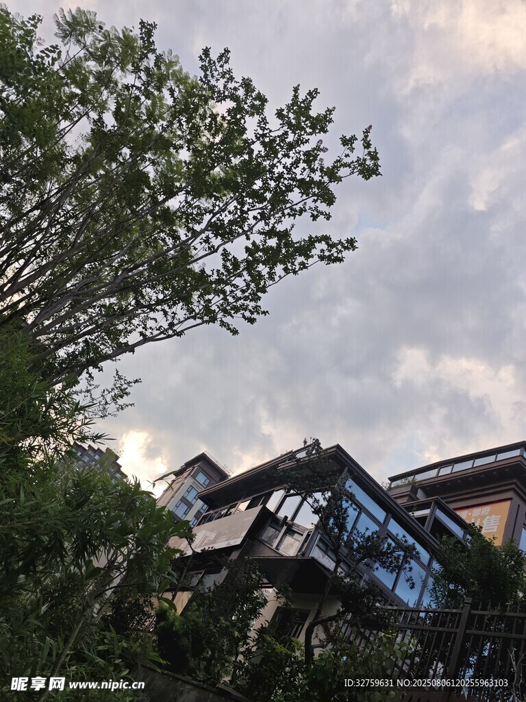 中式建筑与绿树蓝天白云