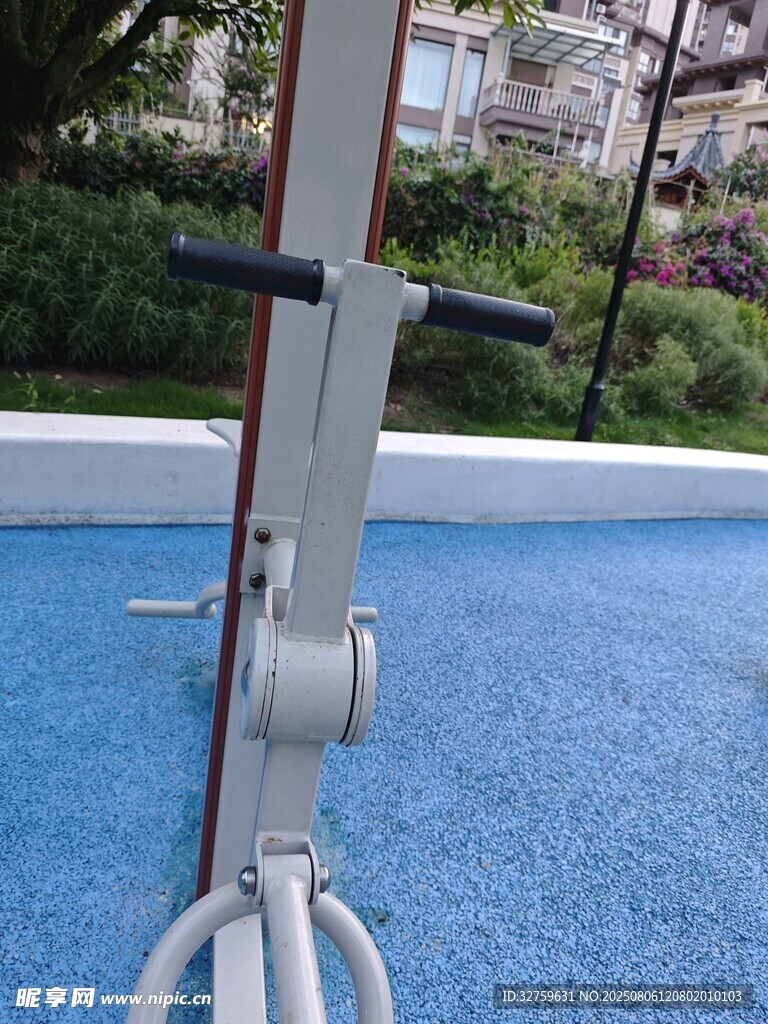 户外健身器材局部特写
