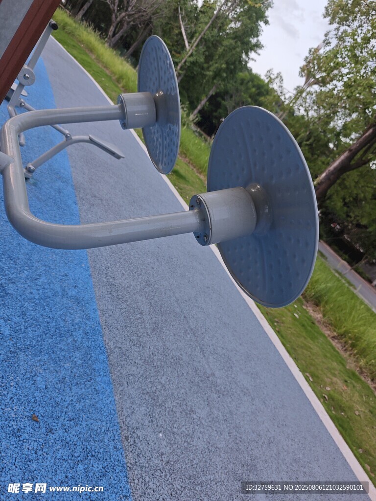 户外蓝色地面健身器材