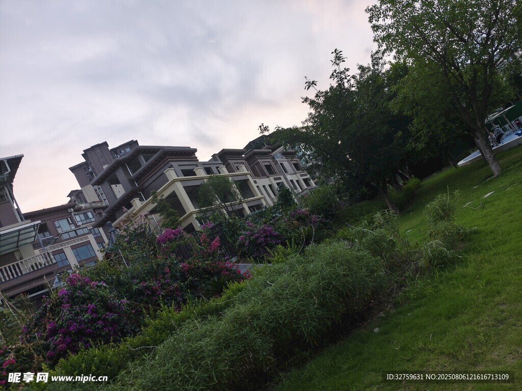 山间美丽建筑与葱郁植被