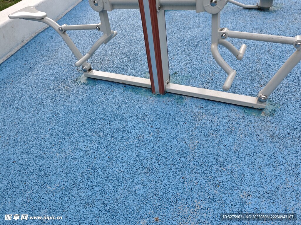 蓝色地面上的金属健身器材