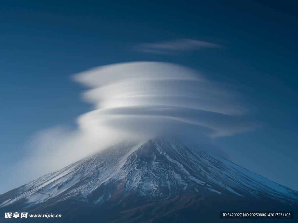 富士山草帽云压顶