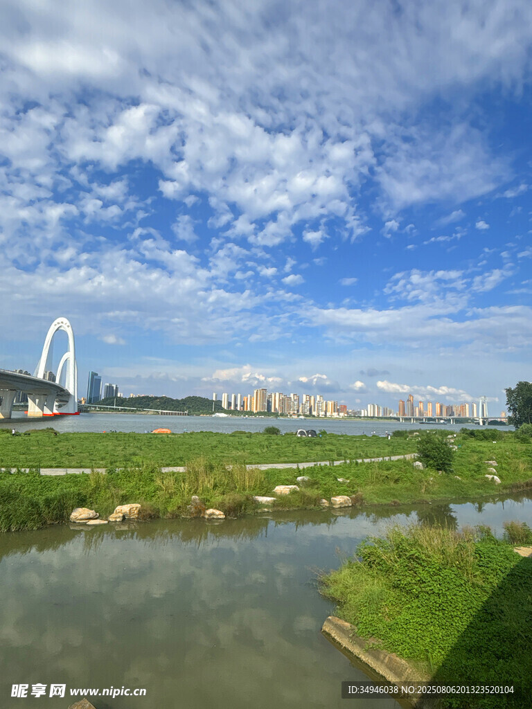 城市河畔风光