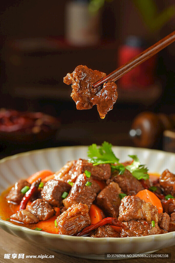 筷子夹起美味小炒肉