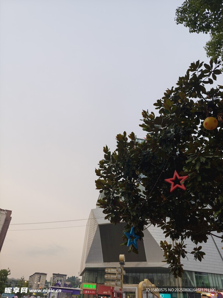 树上挂饰装点城市风景