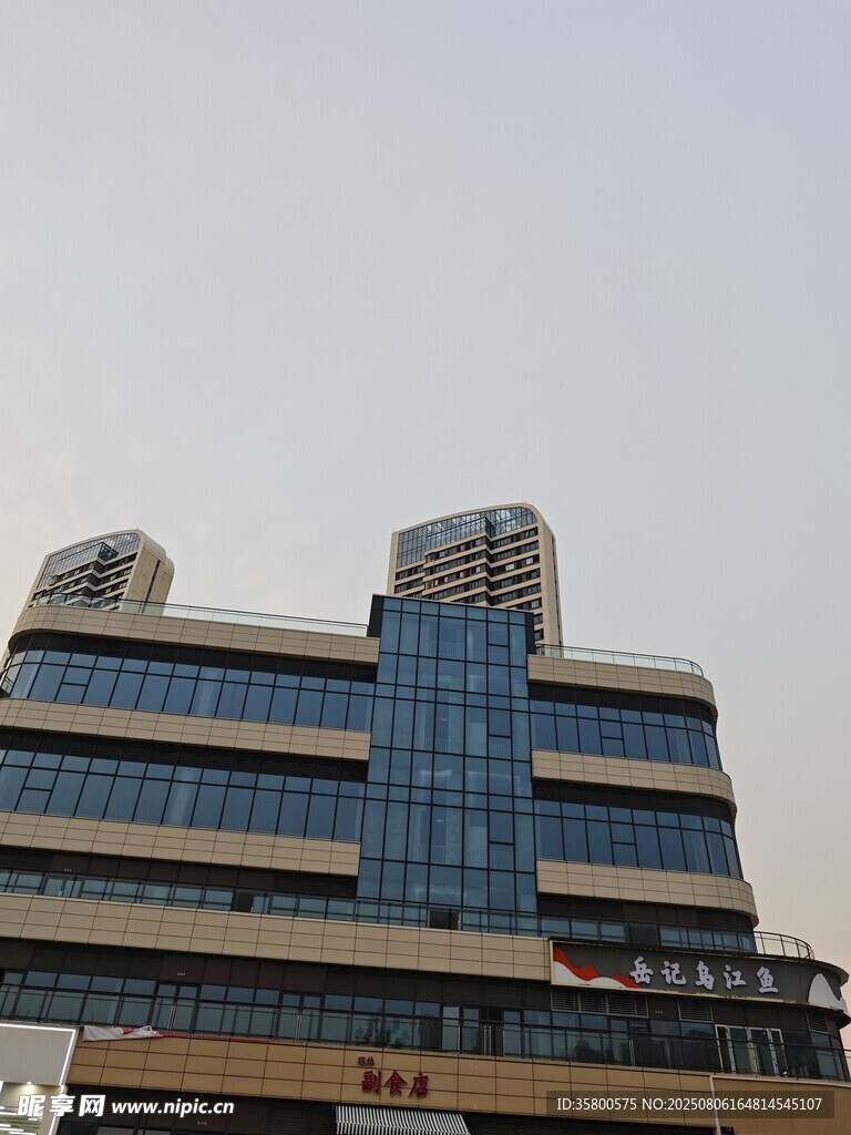 现代风格多层商业办公建筑