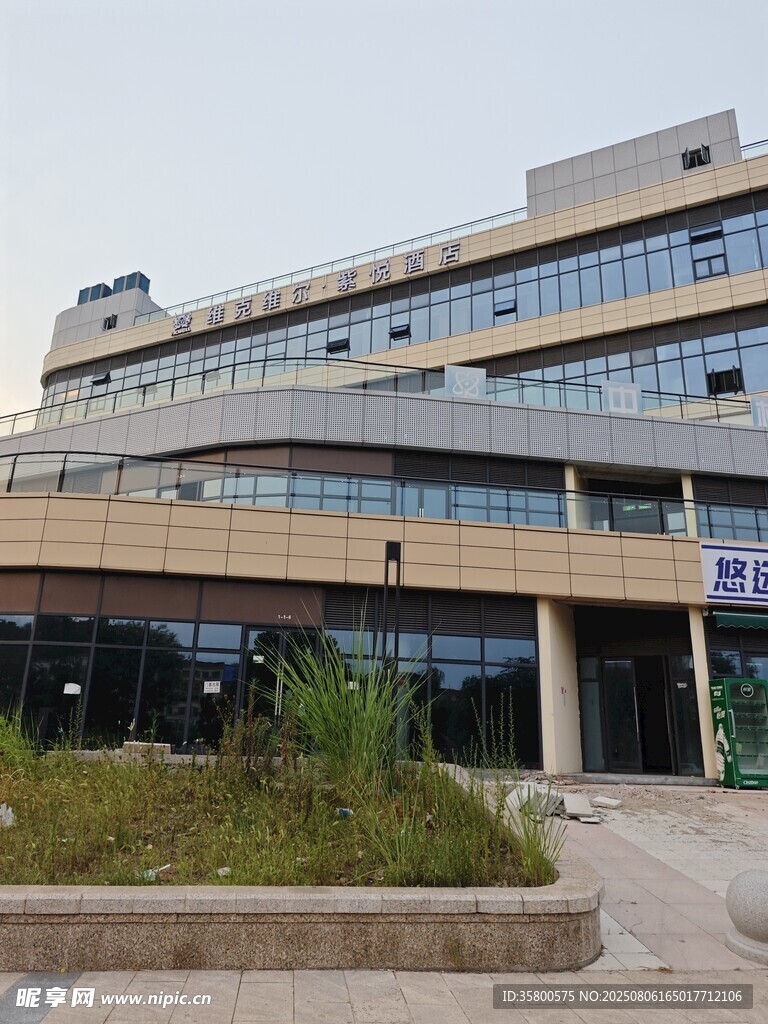 现代风格多层办公建筑