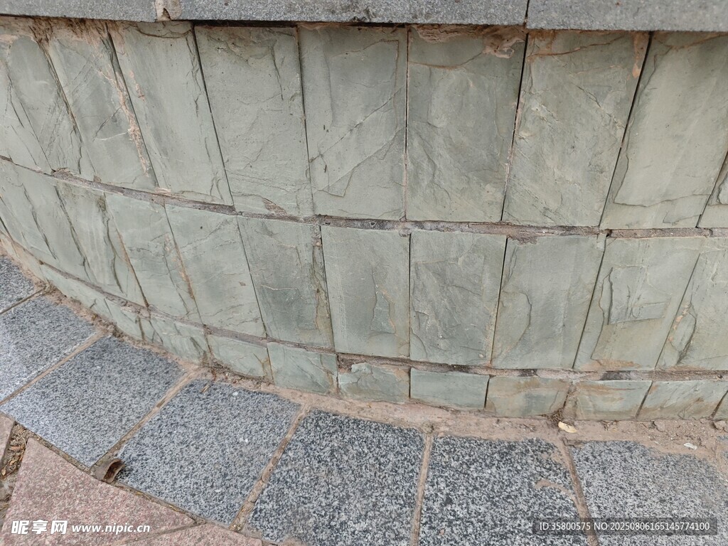 石砌墙面与地面景观