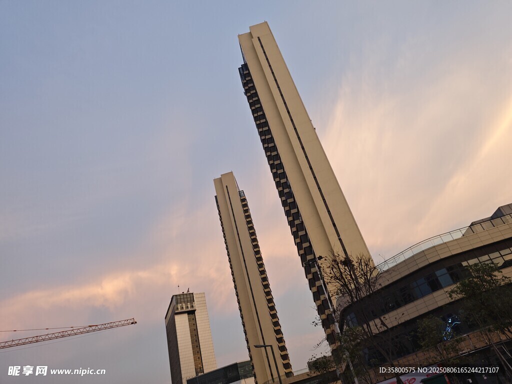城市高楼与绚丽天空景色
