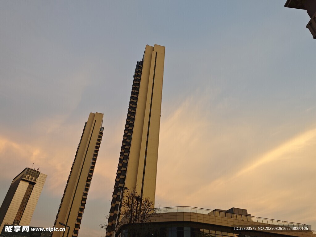 夕阳下的城市高楼景观