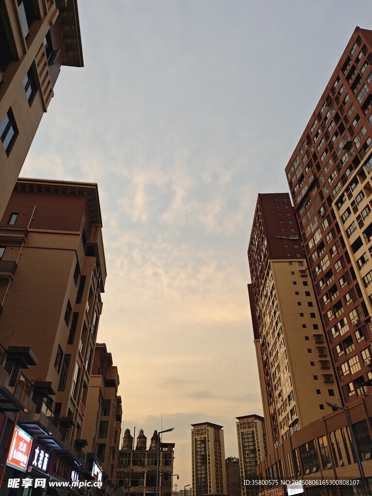 城市黄昏下的高楼景象