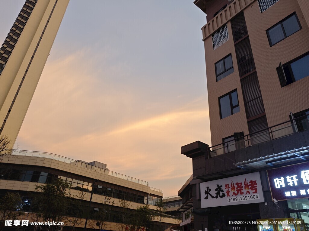 城市街景中的黄昏天空