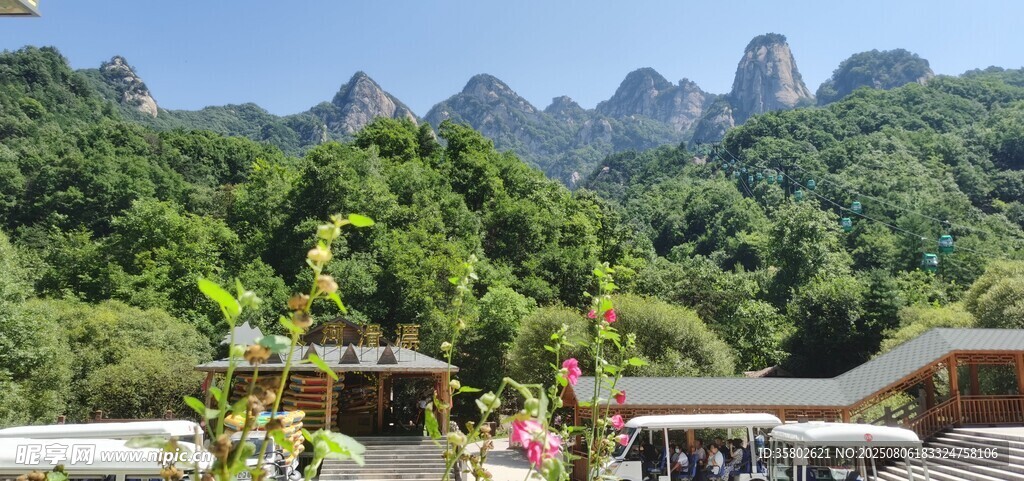 山间美景伴多彩装饰