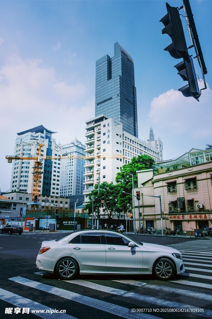 城市街道上的白色轿车