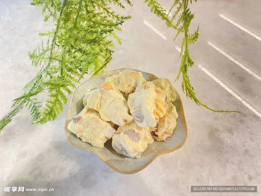 玻璃碗中榴莲酥摄影