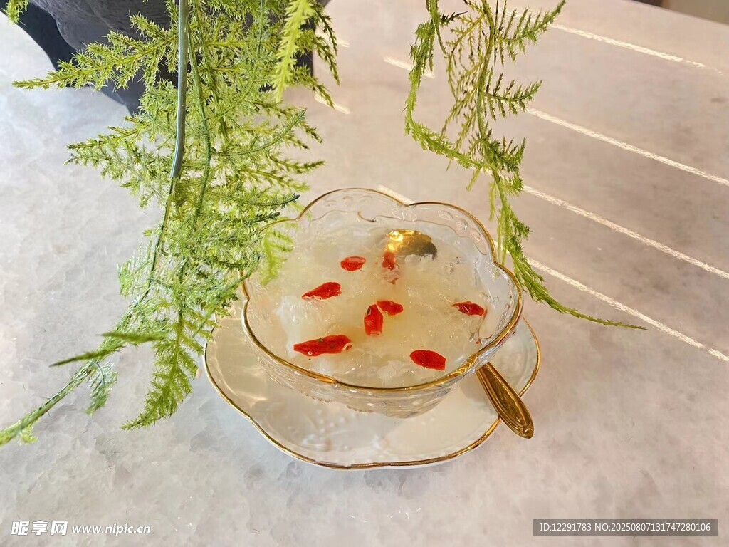 精致茶点配绿植摆盘