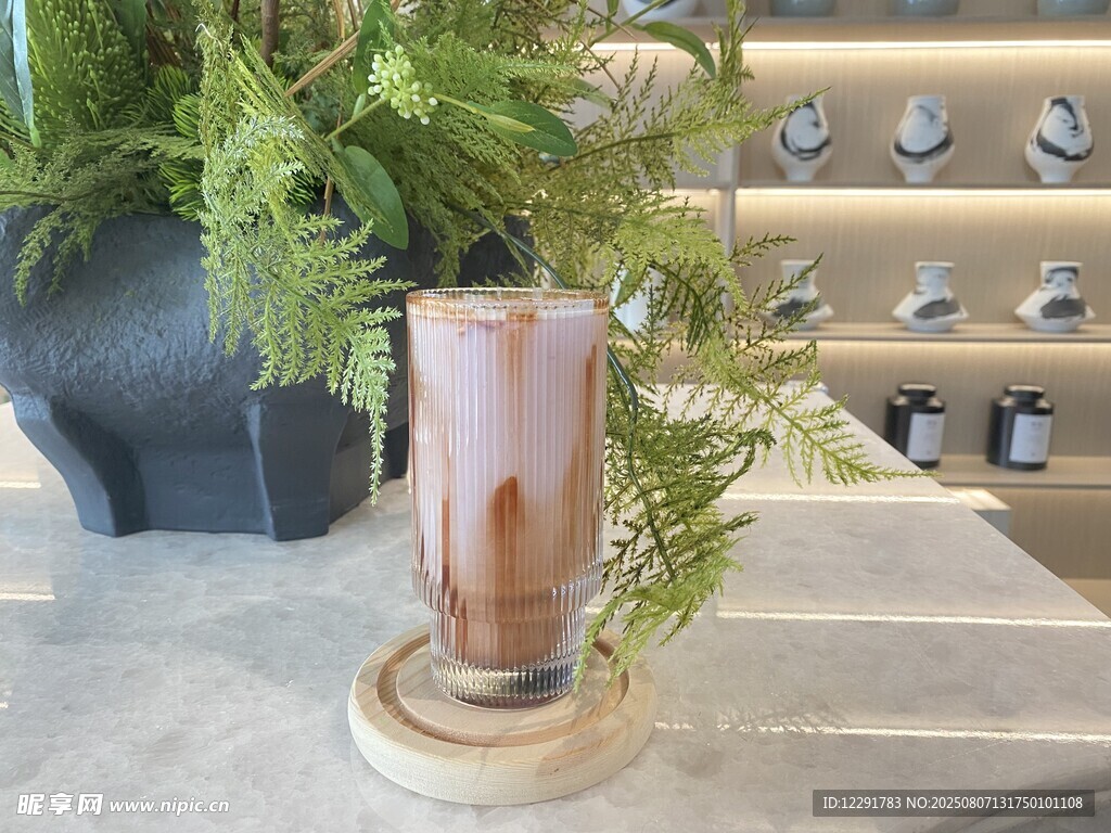 精致绿植旁的美味饮品下午茶